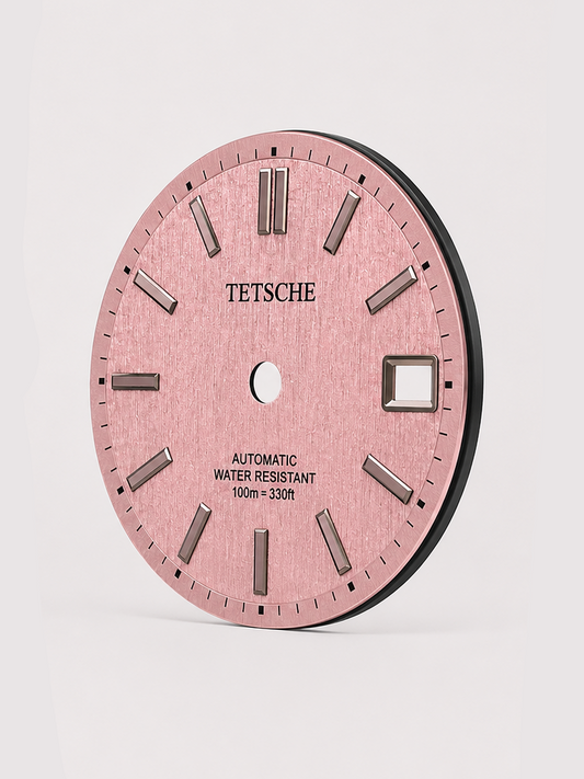 A distinctive vintage-inspired dial with a textured surface that gives every watch build a strong sense of character. The applied baton hour markers and contrasting outer minute track create a clean structure, while the textured finish brings depth and a subtle 1970s-inspired personality.
A great choice for a watch build that stands out without losing its classic feel.
Pink
* 28.5 mm diameter
* Applied baton hour markers
* Textured dial finish
* Detailed outer minute track
* Date window at 3 o’clo