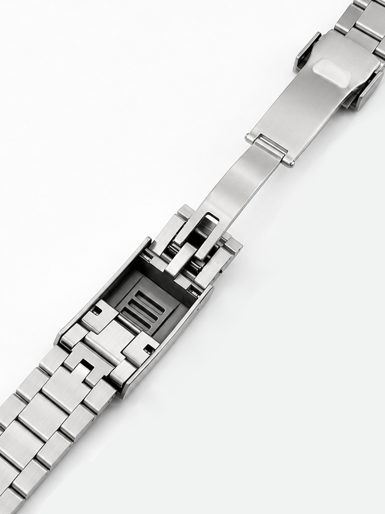 Specifications
316L stainless steel
20mm
Classic three-link Oyster design
Fine adjustment
Secure clasp lock
Durable and corrosion resistant