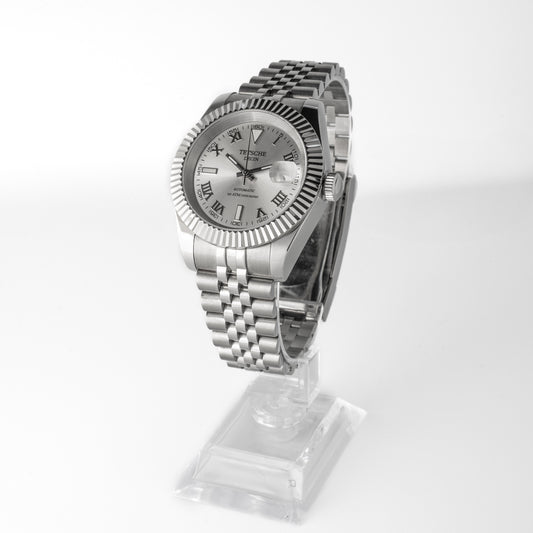 Sølv 

Størrelse 39mm

Urværk Japansk automatisk urværk (NH35A)

Lænke 904L Rustfrit Stål

Ur-Kasse 316L Rustfrit Stål

Glas Safirglas

Vandtæthed 10Bar / 100m

Funktioner Skruekrone og præcis mikrojustering, udviklet til optimal pasform