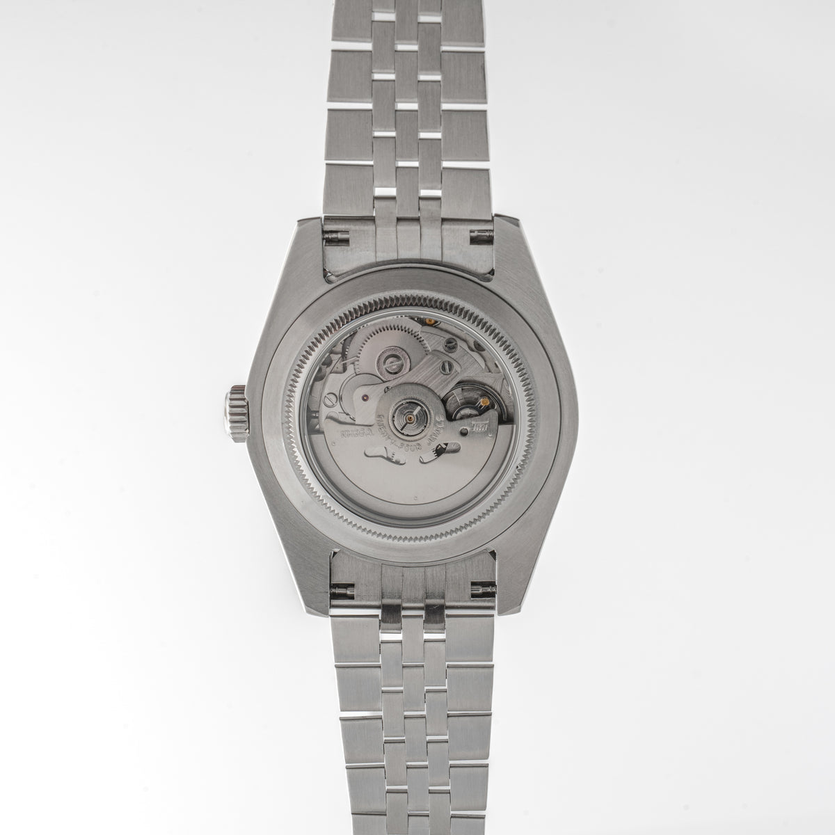 Sølv 

Størrelse 39mm
 
Urværk Japansk automatisk urværk (NH35A)

Lænke 904L Rustfrit Stål

Ur-Kasse 316L Rustfrit Stål

Glas Safirglas

Vandtæthed 10Bar / 100m

Funktioner Skruekrone og præcis mikrojustering, udviklet til optimal pasform