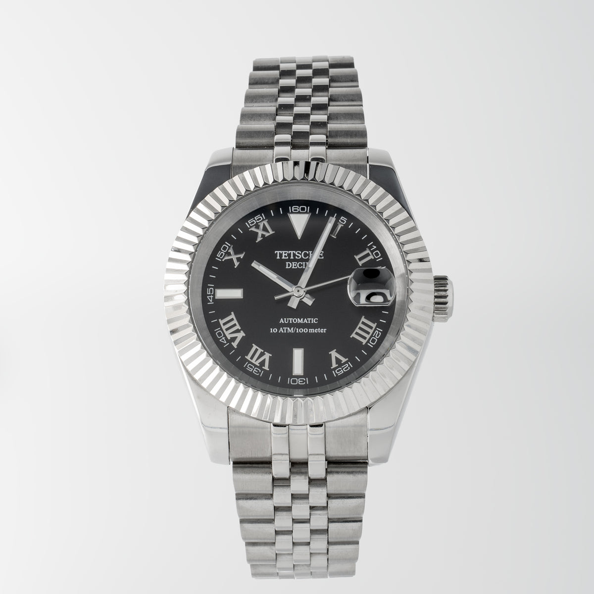 Sort Urskive 

Eksklusiv boks som følger med alle urene

Størrelse 39mm

Urværk Japansk automatisk urværk (NH35A)

Lænke 904L Rustfrit Stål

Ur-Kasse 316L Rustfrit Stål

Glas Safirglas

Vandtæthed 10Bar / 100m

Funktioner Skruekrone og præcis mikrojustering, udviklet til optimal pasform