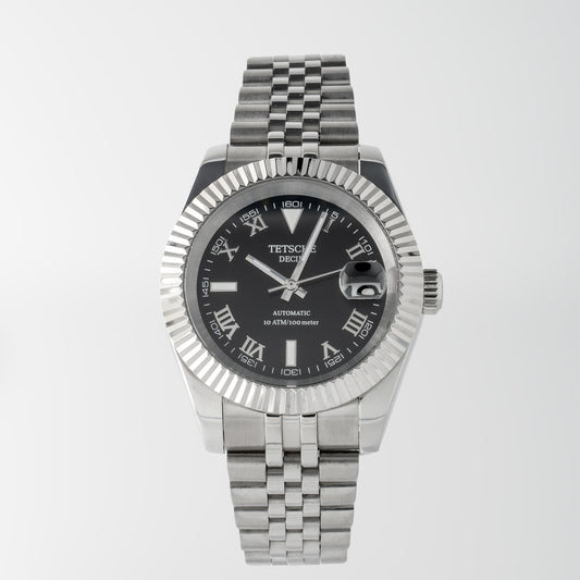 Sort Urskive 

Eksklusiv boks som følger med alle urene

Størrelse 39mm

Urværk Japansk automatisk urværk (NH35A)

Lænke 904L Rustfrit Stål

Ur-Kasse 316L Rustfrit Stål

Glas Safirglas

Vandtæthed 10Bar / 100m

Funktioner Skruekrone og præcis mikrojustering, udviklet til optimal pasform