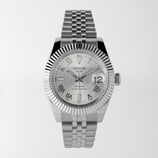 Sølv 

Størrelse 39mm

Urværk Japansk automatisk urværk (NH35A)

Lænke 904L Rustfrit Stål

Ur-Kasse 316L Rustfrit Stål

Glas Safirglas

Vandtæthed 10Bar / 100m

Funktioner Skruekrone og præcis mikrojustering, udviklet til optimal pasform