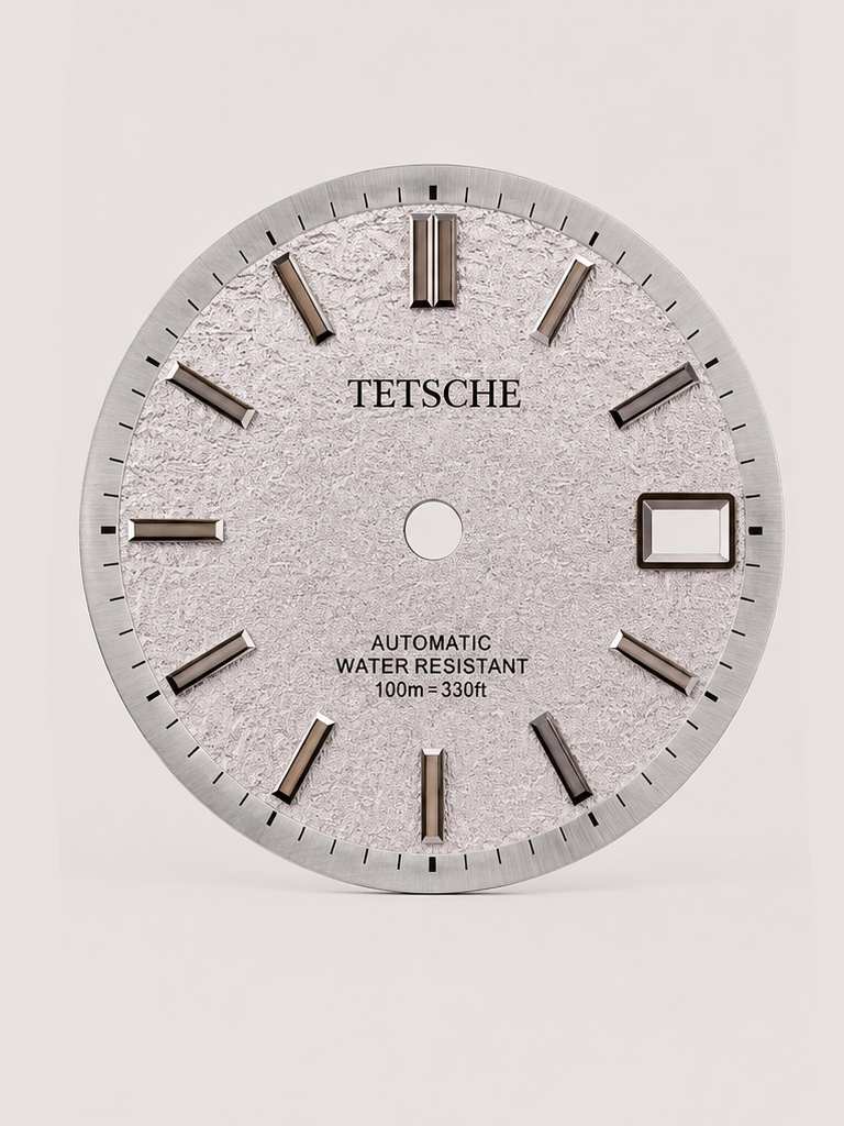 A distinctive vintage-inspired dial with a textured surface that gives every watch build a strong sense of character. The applied baton hour markers and contrasting outer minute track create a clean structure, while the textured finish brings depth and a subtle 1970s-inspired personality.

A great choice for a watch build that stands out without losing its classic feel.

Gray Silver
* 28.5 mm diameter
* Applied baton hour markers
* Textured dial finish
* Detailed outer minute track
* Date window at 3 o’clo