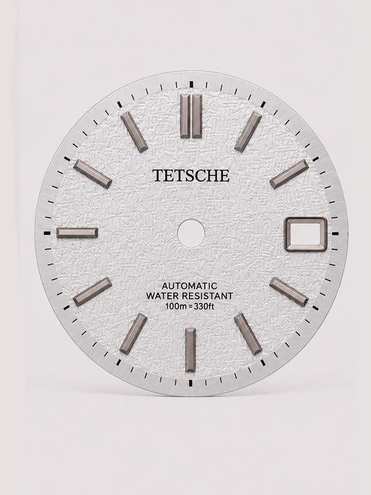 A distinctive vintage-inspired dial with a textured surface that gives every watch build a strong sense of character. The applied baton hour markers and contrasting outer minute track create a clean structure, while the textured finish brings depth and a subtle 1970s-inspired personality.

A great choice for a watch build that stands out without losing its classic feel.

Silver
* 28.5 mm diameter
* Applied baton hour markers
* Textured dial finish
* Detailed outer minute track
* Date window at 3 o’clo