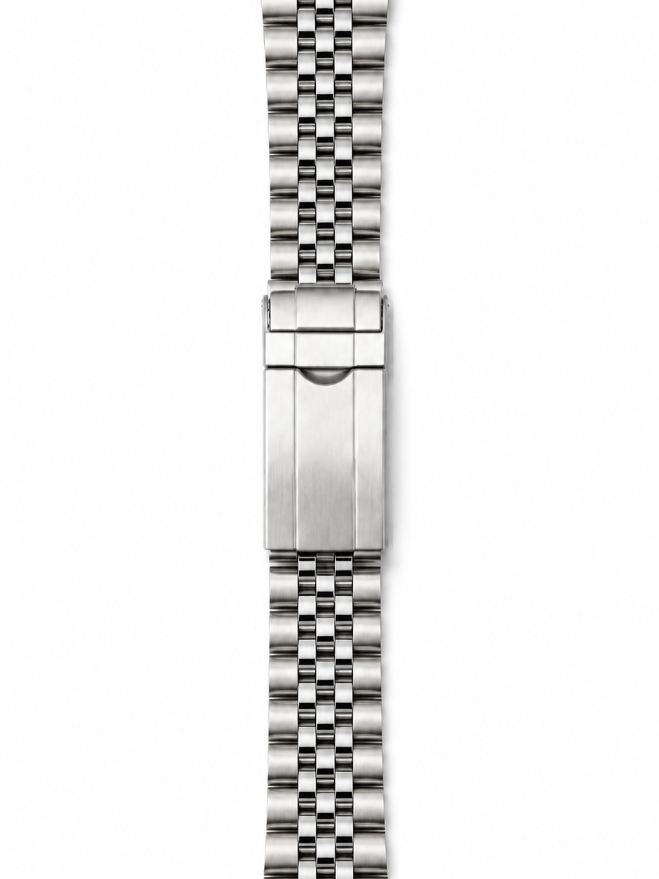 A timeless Jubilee-style bracelet designed to combine comfort with a refined, classic appearance. The five-link construction creates a flexible feel around the wrist, while the mix of brushed and polished surfaces gives the bracelet a more detailed and premium finish.

Finished with a secure folding clasp and fine adjustment, making it easy to achieve a comfortable fit.

**Details**

* 316L stainless steel
* Five-link Jubilee-style construction
* Brushed and polished finish
* Secure folding clasp with safet
