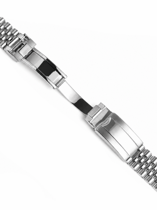 A timeless Jubilee-style bracelet designed to combine comfort with a refined, classic appearance. The five-link construction creates a flexible feel around the wrist, while the mix of brushed and polished surfaces gives the bracelet a more detailed and premium finish.

Finished with a secure folding clasp and fine adjustment, making it easy to achieve a comfortable fit.

**Details**

* 316L stainless steel
* Five-link Jubilee-style construction
* Brushed and polished finish
* Secure folding clasp with safet