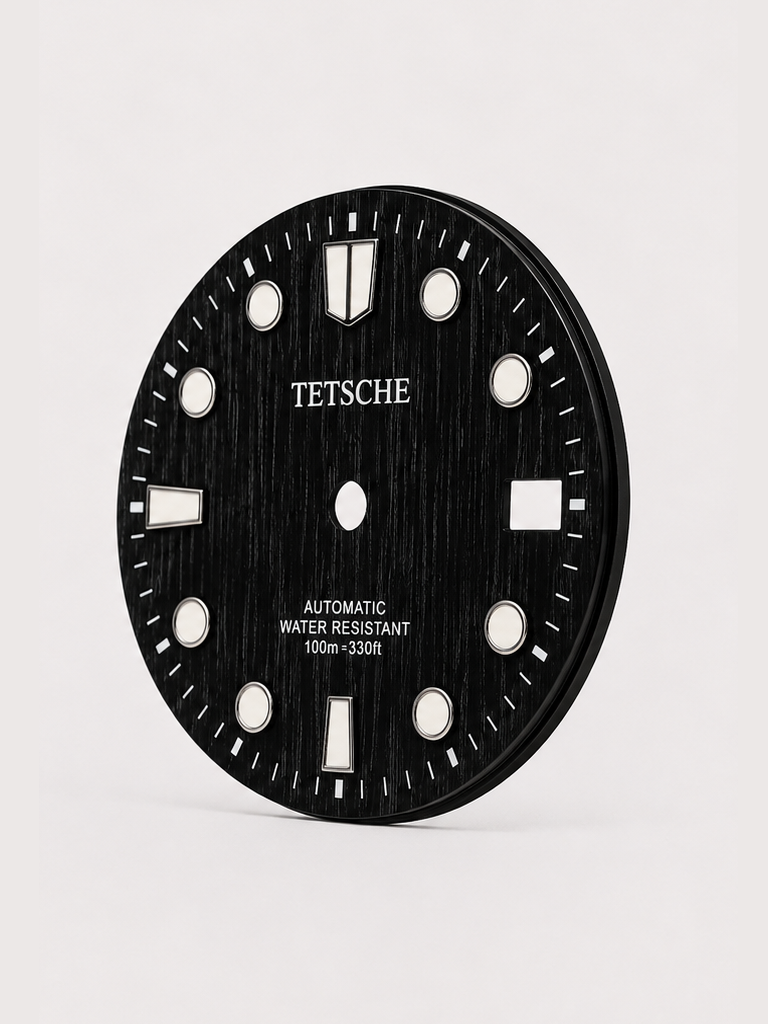 A bold vintage-inspired dial with a distinctive woodgrain-style texture that gives the surface a rich sense of depth and character. The applied hour markers provide a clean contrast against the deep green finish, combining classic dive-watch elements with a more unconventional retro look.

A great choice for a watch build with a natural, distinctive personality.

Black
28.5 mm diameter
Applied hour markers
Woodgrain-style textured finish
Detailed outer minute track
Date window at 3 o’clock
Designed for a
